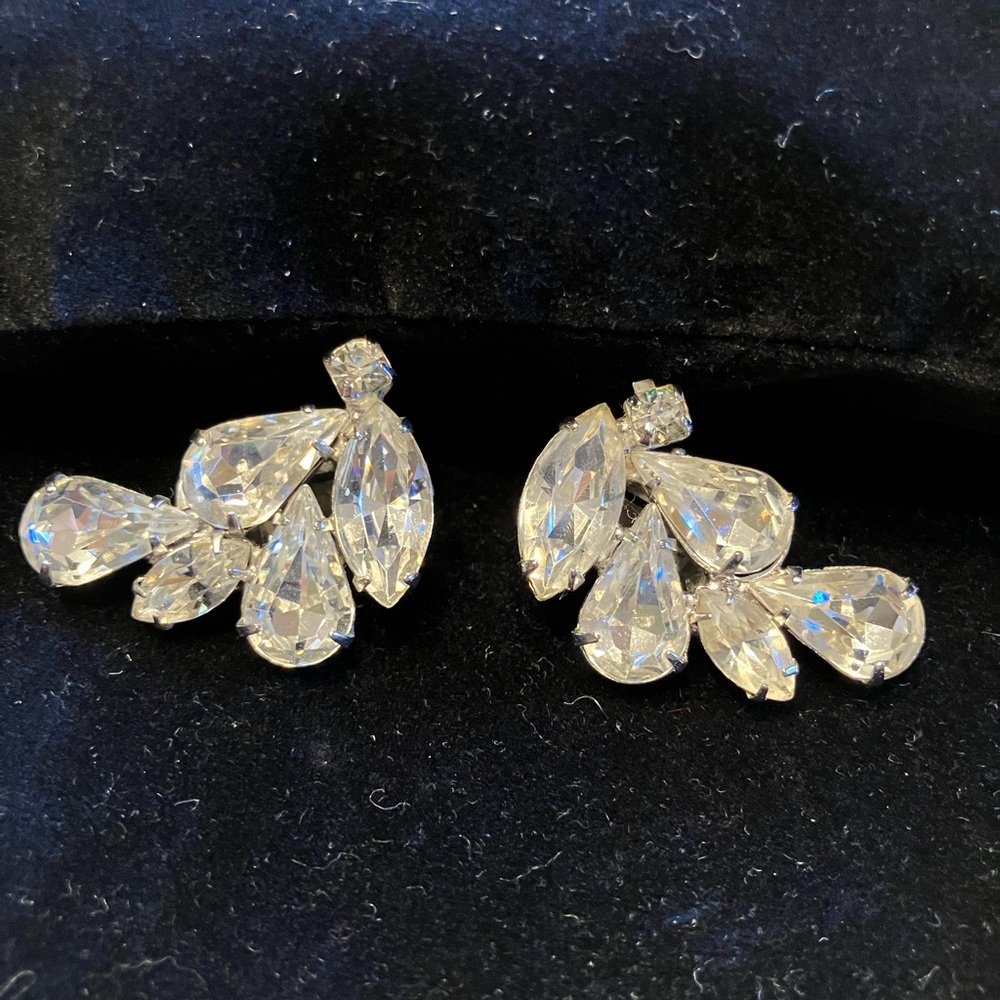 WEISS CRYSTAL EARRINGS PRONG SET AND STUNNING - Picture 6 of 14